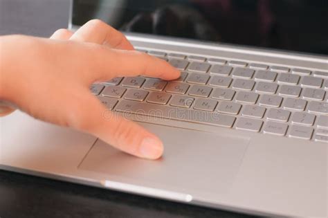 Un Primer De La Mano En El Teclado Foto De Archivo Imagen De Manos