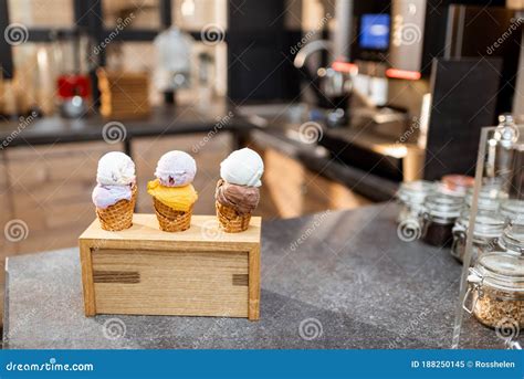 Helado En Cono De Gofre En El Mostrador De La Tienda Imagen De Archivo