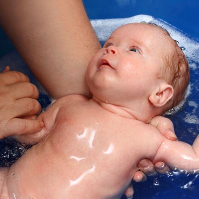 Con qué frecuencia debemos bañar a un bebé PermisodePaternidad