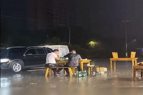 天降暴雨，两男子仍在喝酒谈心，网友：有一个人能主动买单也不会被落汤鸡！ 买单 一个人 落汤鸡