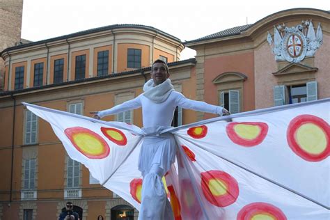 Coriandoli E Sorrisi Per Il Marted Grasso In Centro A Reggio Emilia