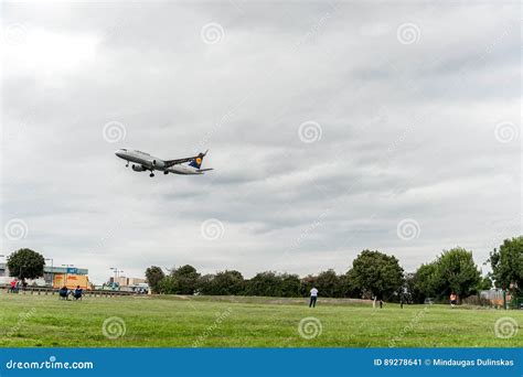 伦敦，英国 2016年8月22日：d Aiug汉莎航空公司空中客车a320着陆在希思罗机场，伦敦中 编辑类照片 图片 包括有 等候