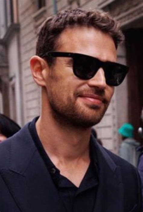 Pin De Mary Hess En Theo James Chicos Famosos Famosos Chicas