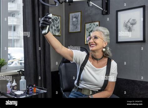 Femme mature excitée faisant selfie et souriant Photo Stock Alamy