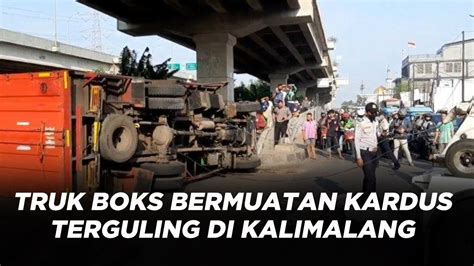 Sopir Mengantuk Truk Boks Bermuatan Kardus Terguling Di Kalimalang