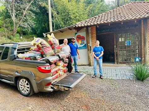 Empresários do Revebel doam ração para animais do Centro de Zoonoses de