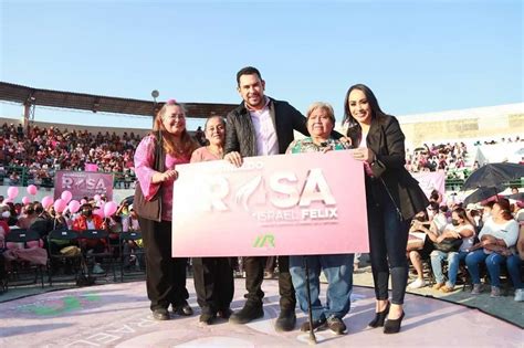 Félix entrega Aguinaldo Rosa a jefas de familia de Mineral de la Reforma