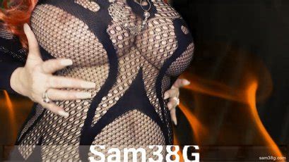 MILF Samantha 38G Shows Off Her Amazing Body In Sexy Black Lingerie Photos