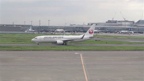 滑走路を高速で移動する飛行機 - YouTube