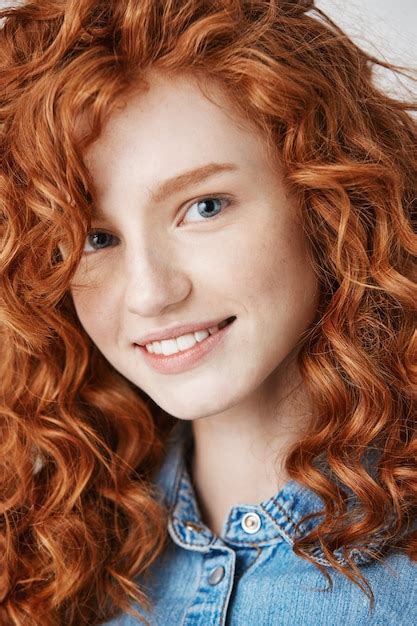 Gros Plan D Une Rousse Belle Fille Avec Des Taches De Rousseur Souriant