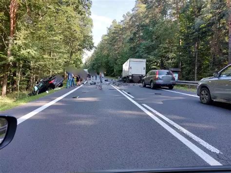 Śmiertelny wypadek w Widełce BMW czołowo zderzyło się z ciężarówką