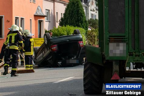 Missglücktes Überholmanöver 84 jähriger landet mit Opel auf dem Dach