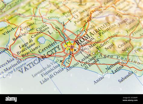 Mapa geográfico del país europeo Italia con la capital de Roma