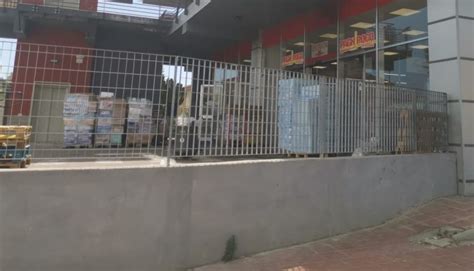 Pneumatico Incendiato Davanti Allingresso Di Un Supermercato Il Fuoco