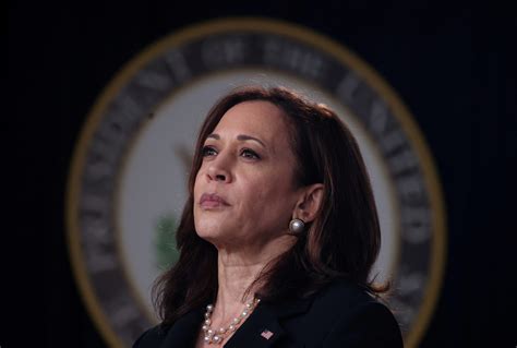 Kamala Harris deja en evidencia su inexperiencia en transmisión en vivo