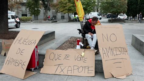 Un Joven Se Encadena A Un Rbol Frente Al Congreso Para Protestar