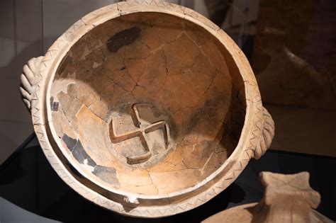 Gran vaso ritual con esvástica y cabezas de cordero Museo de