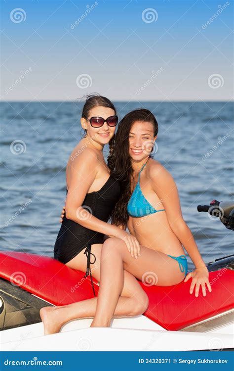 Dos Mujeres Sonrientes Jovenes Imagen De Archivo Imagen De Recurso