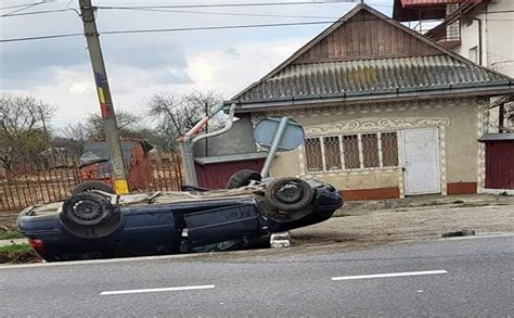 Accident rutier în comuna Traian Un autoturism a intrat într un podeț