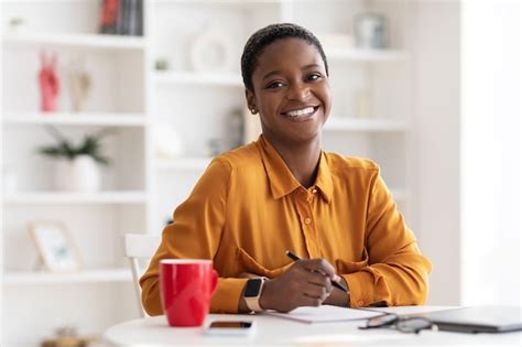 Retrato De Uma Jovem Negra Feliz Trabalhando No Escrit Rio Foto Premium