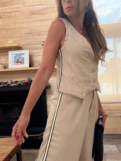 Chaleco Sastrero Charleston Nude Rayado Vivos Negros Y Crema Kowloon Outfit