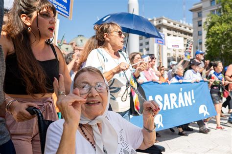 Ronda De Las Madres De Plaza De Mayo No Bajen Los Brazos Lavaca