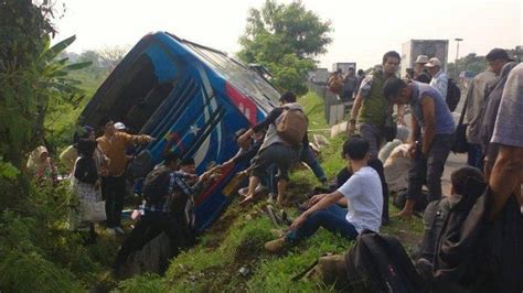 Bus Rombongan Perangkat Desa Ciomas Terguling Di Tol Tangerang Merak