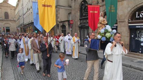 Procession Mariale Pour L Assomption Rennes Catholique Fr