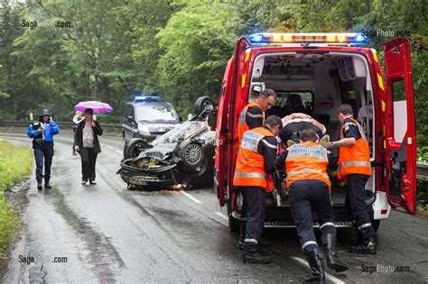 Photo De INTERVENTION POUR UN ACCIDENT DE VOITURE SUR LA VOIE PUBLIQUE