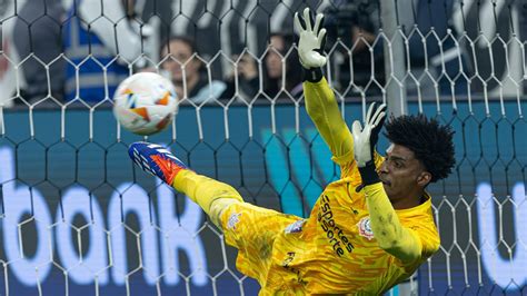 Hugo brilha nas penalidades e classifica Corinthians para a próxima