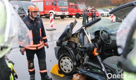 Feuerwehren der Gemeinde Neukirchen üben an sechs Autos Rettung