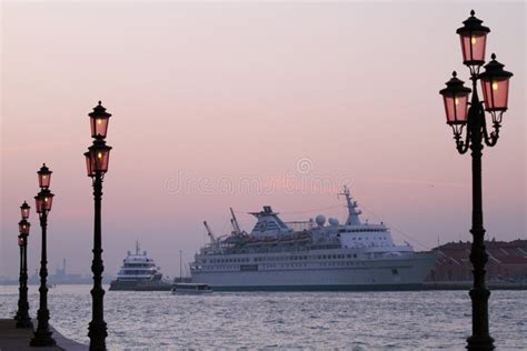 Nave Da Crociera Nel Porto Di Venezia Al Tramonto Immagine Stock