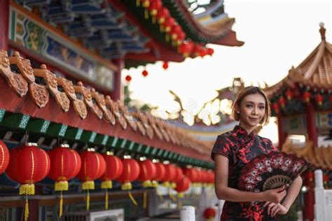 Cheongsam стоковое изображение. изображение насчитывающей женщина ...