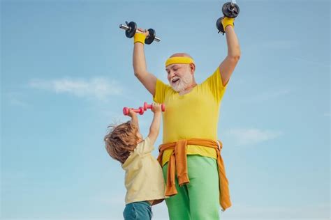 Vater Und Kinder Beim Training Sportliche Familie Mit Hanteln Wie Sport