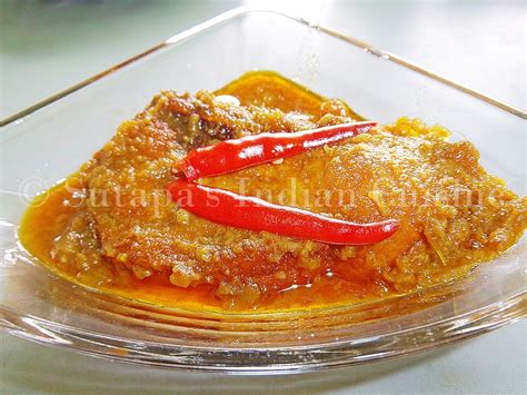 Rui Macher Kaliaspicy Red Thick Curry With Rohu Fish