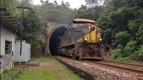 Trem de Minério Carregado saindo do Túnel dos Cabritos na Ferrovia do