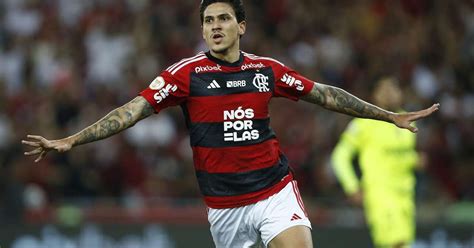 dois de Pedro Flamengo bate o Palmeiras no Maracanã e entra de vez