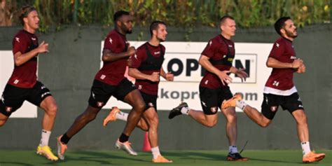 Salernitana Allenamento Con Partita Finale Dopo Il Ko Con La Roma