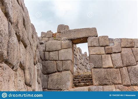 Vista De Las Ruinas De La Fortaleza De Sacsayhuaman En Cusco Peru Foto