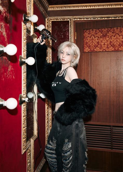 K Netizens Rave Over Karina S Blonde Hair And Winter S Leopard Look In