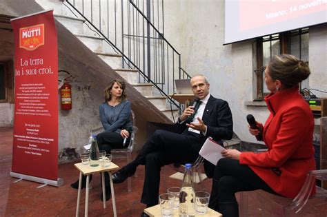 Pomodoro O Pomo Doro Mutti Celebra Insieme Ai Protagonisti Della