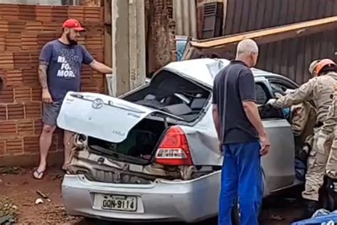 Com Adolescente Na Direção Carro Bate Em Poste E Invade Casa Na