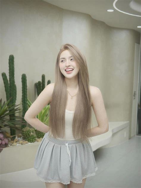 Hot girl trứng rán tung ảnh cưới ngoại hình chú rể gây chú ý