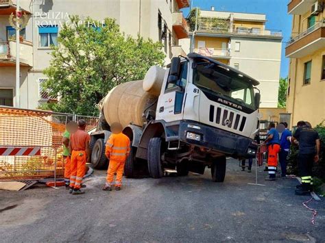 Roma Si Apre Una Voragine Nell Asfalto Risucchiato Un Camion