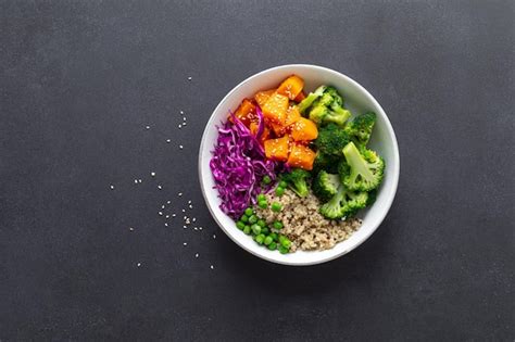 Almuerzo vegetariano de quinoa y brócoli buddha bowl con al horno