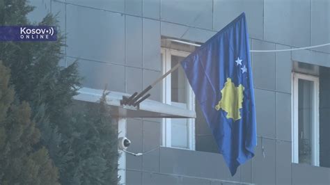 Leposavi Postavljena Zastava Kosova Iznad Ulaznih Vrata Op Tine Youtube