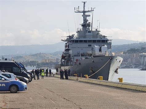 Reggio Calabria Arrivata Al Porto La Nave Vega Con A Bordo Migranti