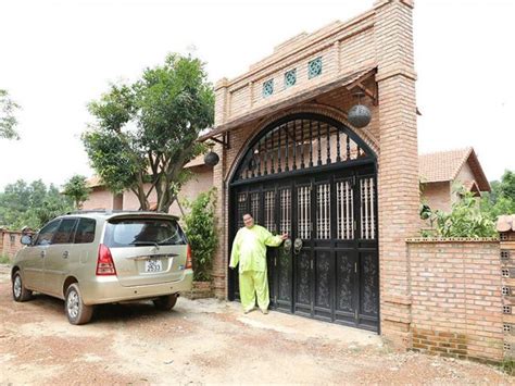 Con gái nuôi Hoài Linh diện bikini khoe dáng bốc lửa