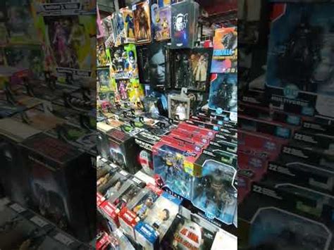 Stand Repleto De Figuras De Colecci N De Mcfarlane Toys Y De Neca