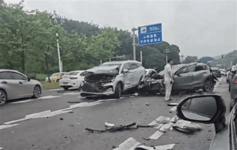 大货车失控冲进等红灯车流，十多辆车车身被撞稀烂，事发瞬间曝光 广州一大货车追尾致多车碰撞 官方：事故涉及16辆小轿车 有人员受伤 视频 车辆 广州警方通报“多车碰撞事故”：系操作不当追尾引发